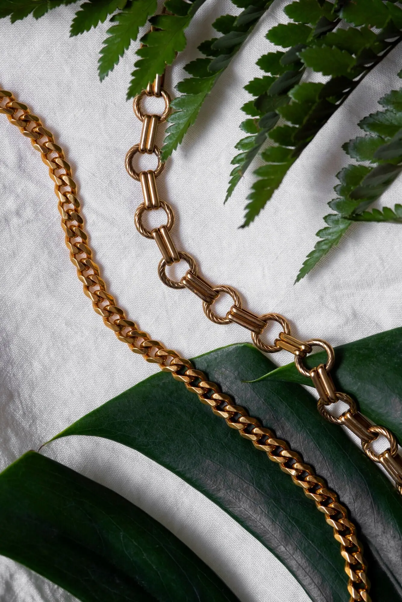 Blick von oben auf goldene Ketten und Pflanzen