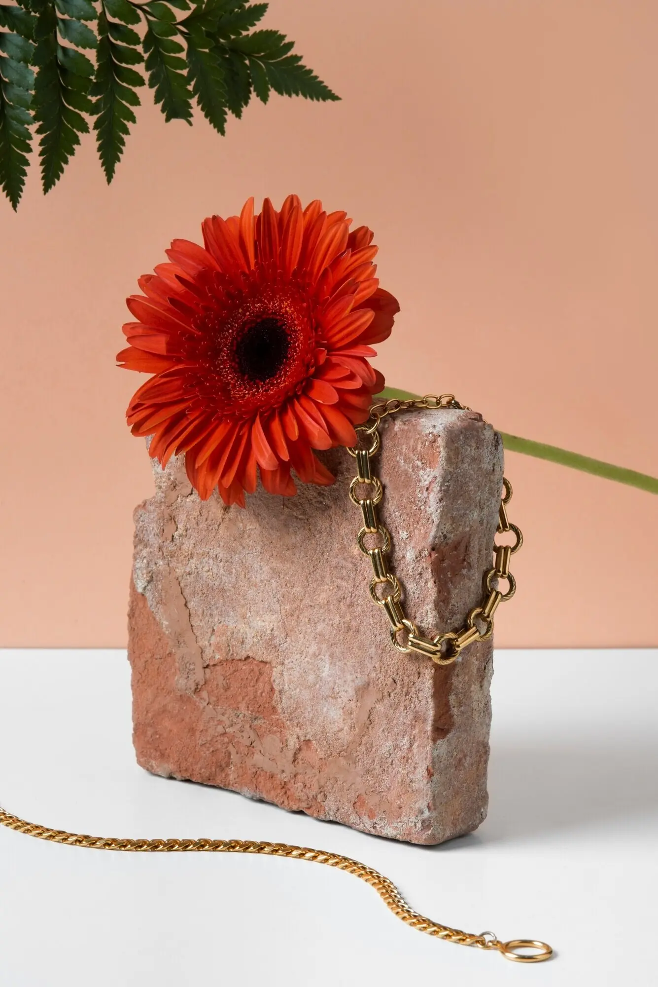 Goldkette und schönes Blumenarrangement