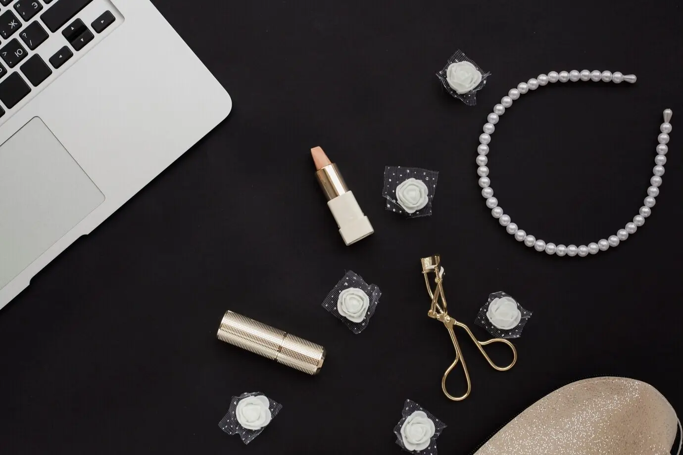 Make-up-Produkte in Draufsicht arrangiert auf schwarzem Hintergrund